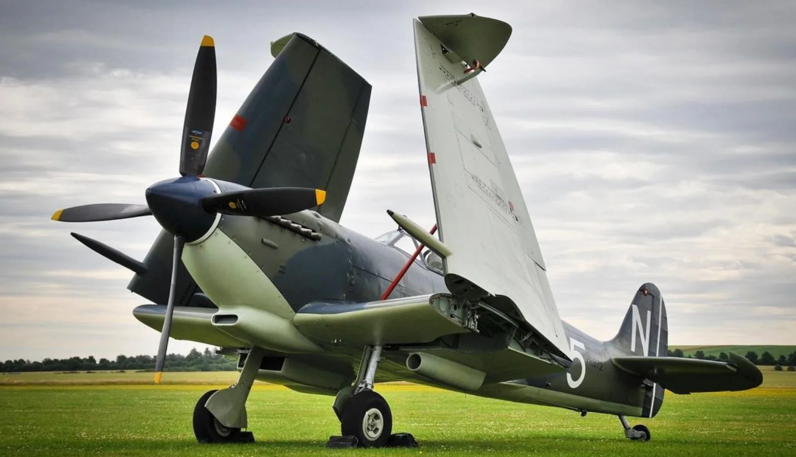 Seafire с поднятыми секциями крыла, вид сбоку