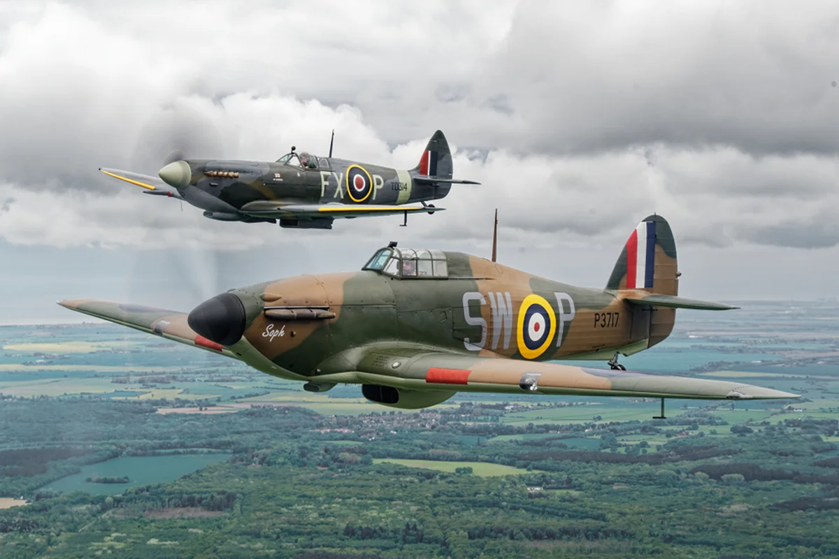 Hurricane и Spitfire в парном полёте, вид сбоку