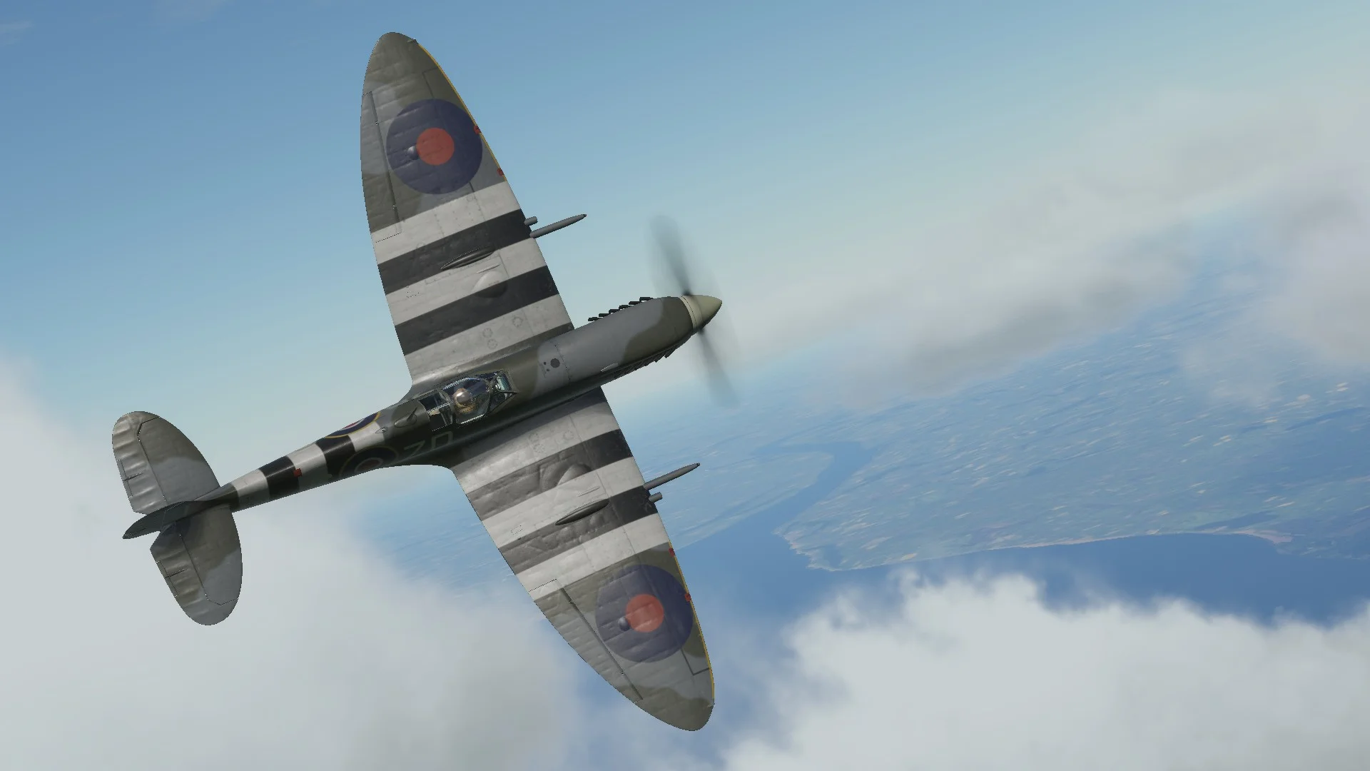 Spitfire в полёте с инвазионными полосами и поздним камуфляжем RAF